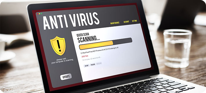 Ordinateur portable affichant l'état d'une analyse antivirus