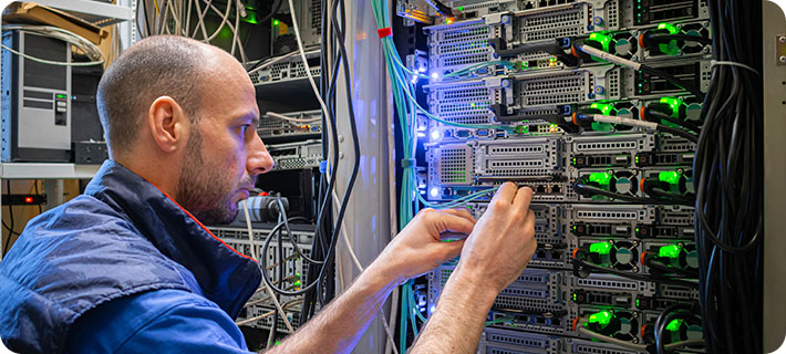 Technicien performant une manipulation sur une connexion serveur
